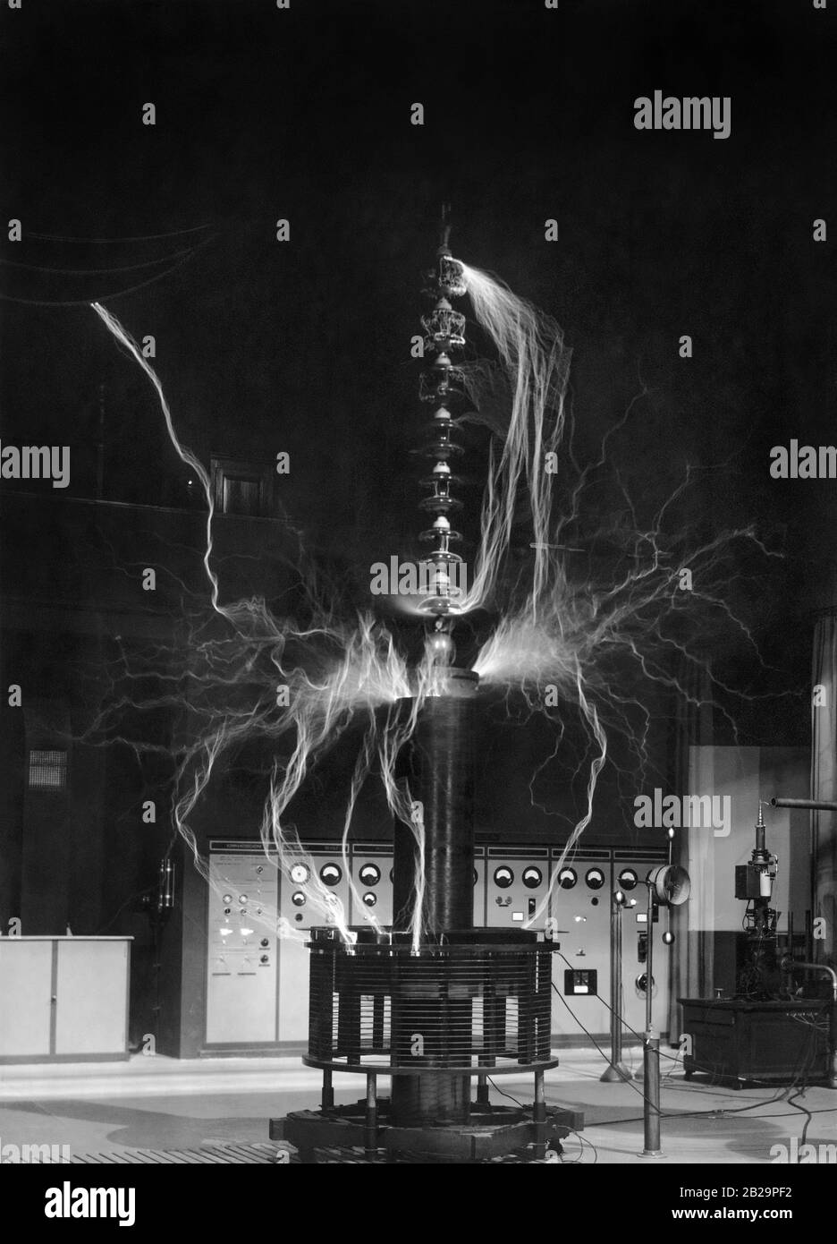 Tesla-Transformator-Experiment an der ETH Zürich in Zürich, Schweiz, 1935. Stockfoto