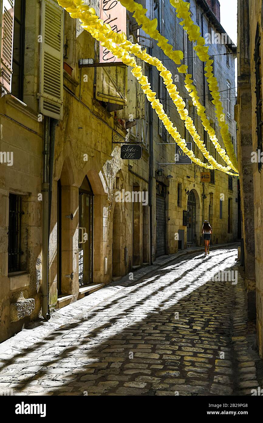 Gepflasterte Straße mit Dekorationen in der Altstadt, Prigueux, Nouvelle-Aquitaine, Frankreich Stockfoto