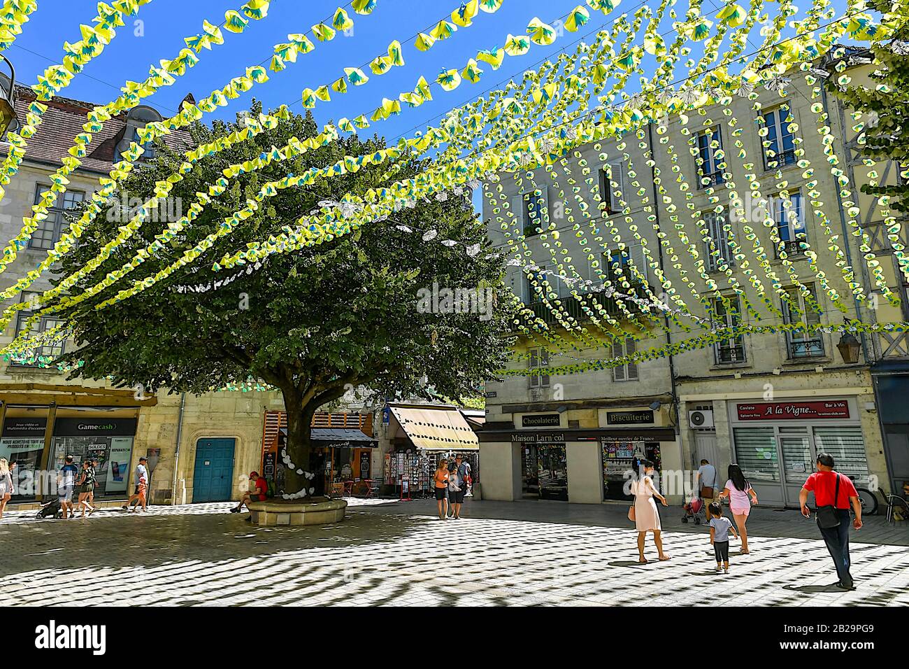 Stadtplatz mit Dekorationen, Preigueux, Nouvelle-Aquitaine, Frankreich Stockfoto