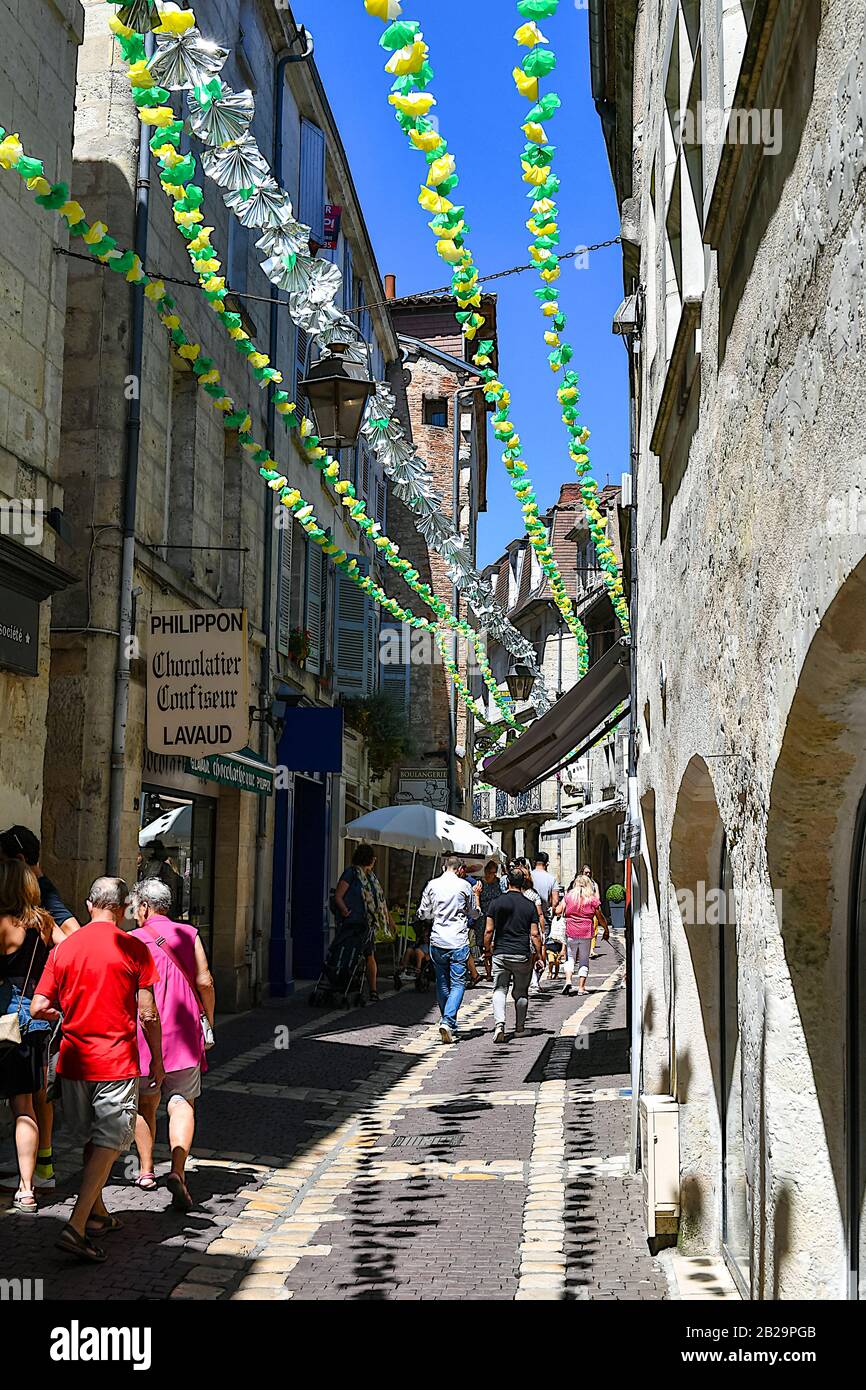 Gepflasterte Straße mit Dekorationen in der Altstadt, Prigueux, Nouvelle-Aquitaine, Frankreich Stockfoto