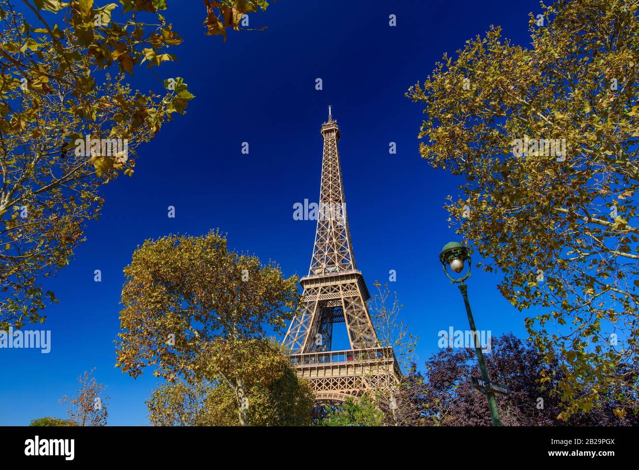 Eiffelturm mit sonnig blauem Himmel in Paris, Frankreich Stockfoto