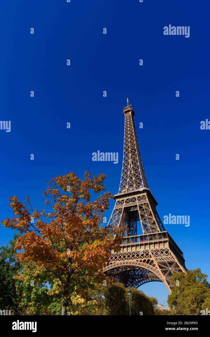 Eiffelturm mit sonnig blauem Himmel in Paris, Frankreich Stockfoto