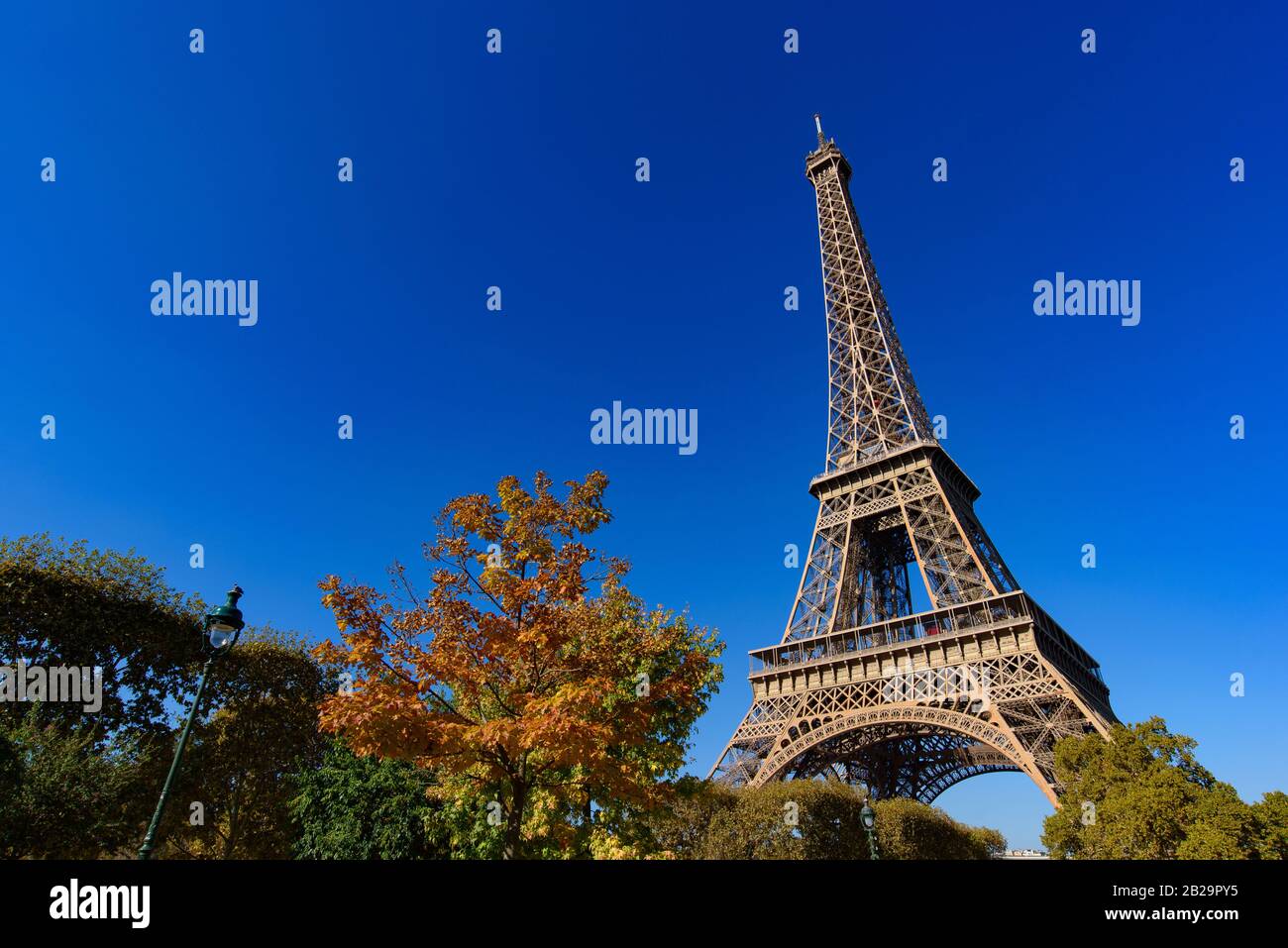 Eiffelturm mit sonnig blauem Himmel in Paris, Frankreich Stockfoto