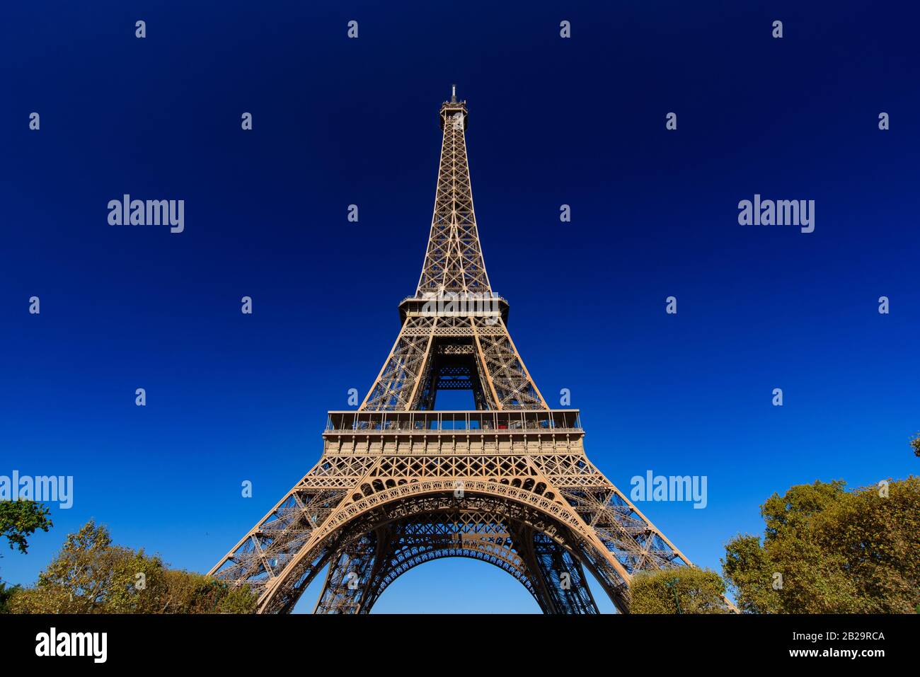 Eiffelturm mit sonnig blauem Himmel in Paris, Frankreich Stockfoto