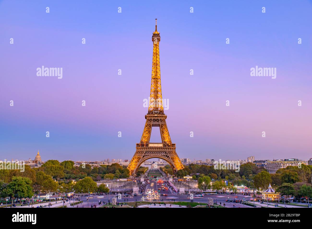Eiffelturm bei Sonnenuntergang mit farbenfrohem Himmel, Paris, Frankreich, Europa Stockfoto