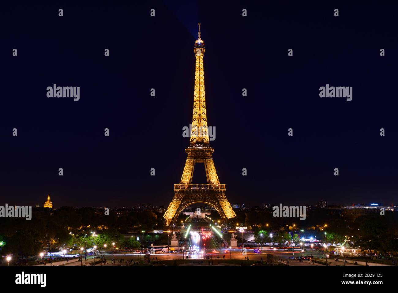 Eiffelturm nachts mit Licht in Paris, Frankreich Stockfoto