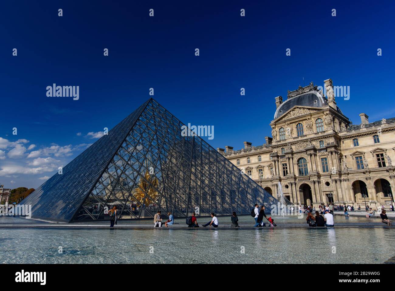 Louvre Museum (Musée du Louvre) mit Pyramide, Paris, Frankreich Stockfoto