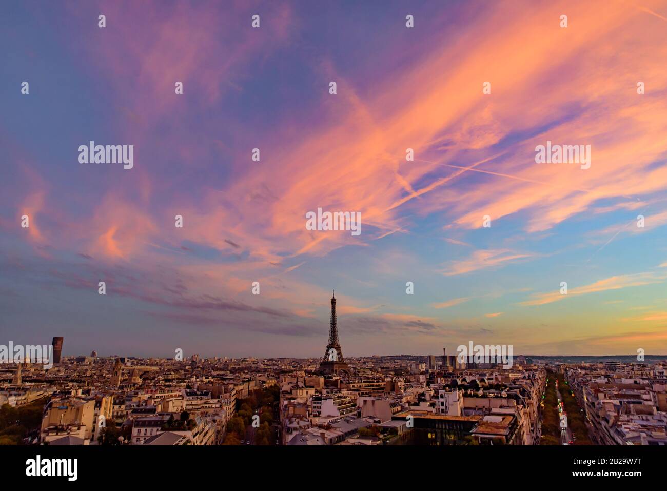 Eiffelturm bei Sonnenuntergang mit farbenfrohem Himmel und Wolken, Paris, Frankreich Stockfoto