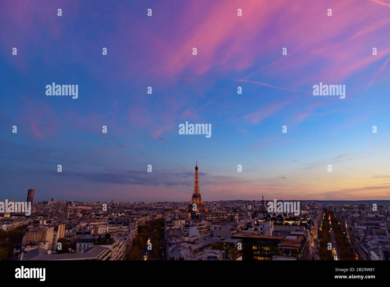 Eiffelturm bei Sonnenuntergang mit farbenfrohem Himmel und Wolken, Paris, Frankreich Stockfoto