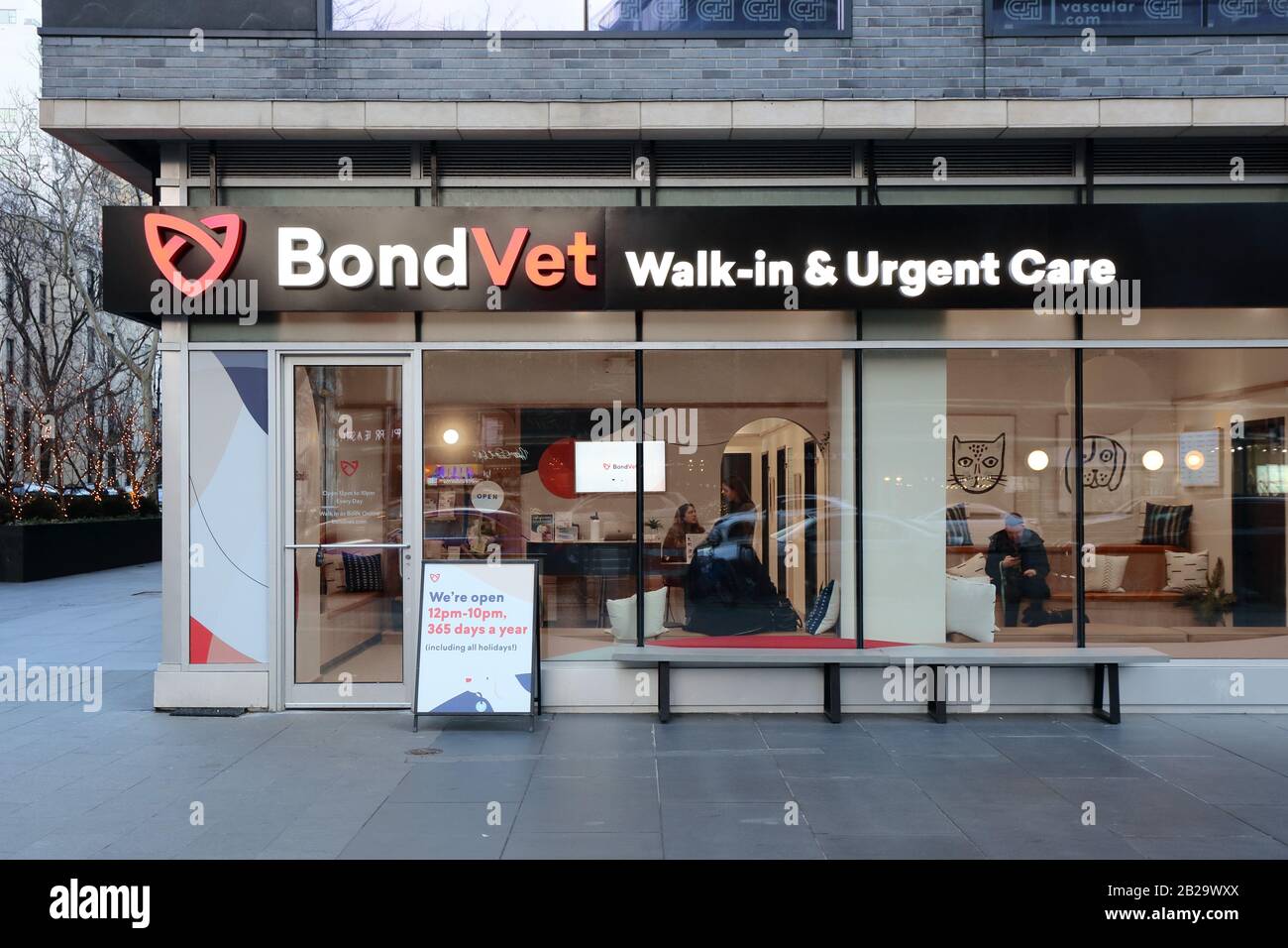 Bond Vet, 1049 3. Ave, New York. NYC Schaufenster Foto einer Tierarztklinik, Tierkrankenhaus in der Upper East Side von Manhattan. Stockfoto