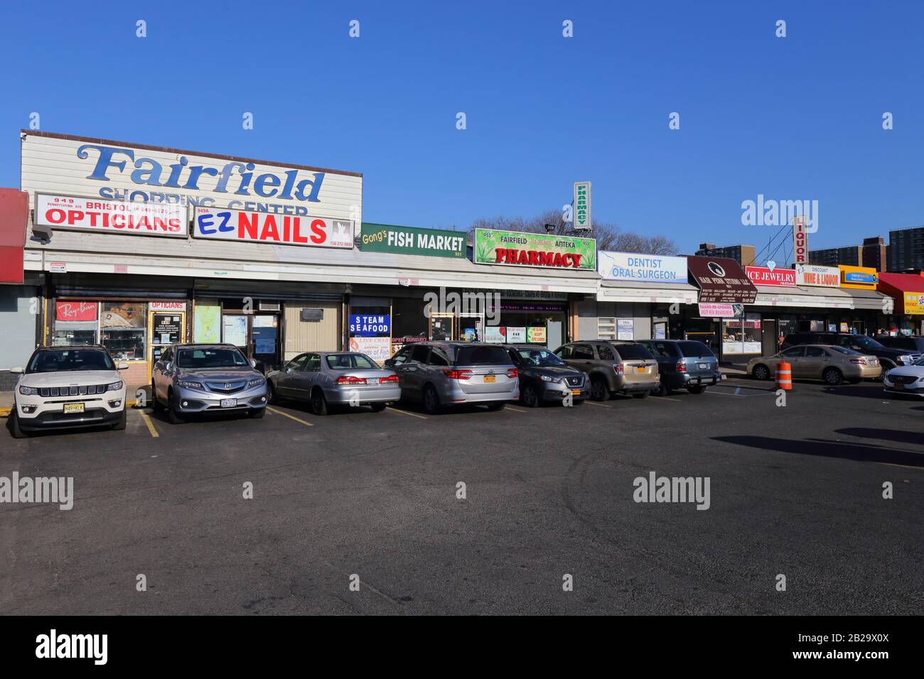 Fairfield Shopping Center, Brooklyn, New York. NYC-Schaufensterfoto eines Einkaufszentrums mit sehr wenigen Kettengeschäften in East New York Stockfoto