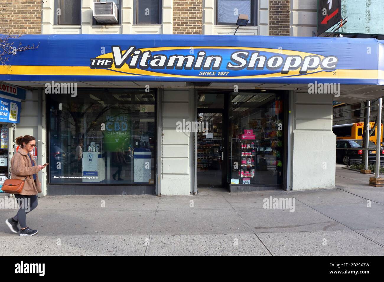 The Vitamin Shoppe, 747 Columbus Ave, New York. NYC-Schaufensterfoto eines Vitamin- und Ernährungsladens in der Upper West Side Stockfoto