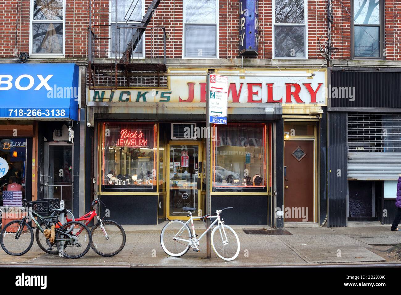 Nick's Fine Jewelry, 173 Avenue U, Brooklyn, New York. NYC-Schaufensterfoto eines Juwelierladens in Gravesend Stockfoto