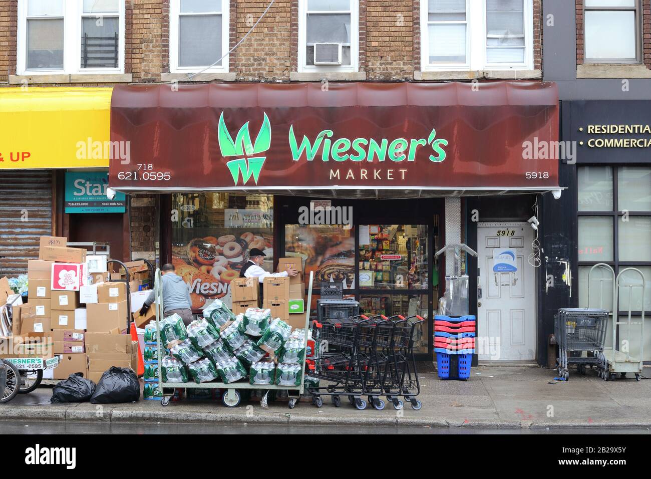 Wiesner's Market, 5918 18. Avenue, Brooklyn, New York. NYC-Schaufensterfoto eines koscheren Lebensmittelladens im Borough Park Stockfoto