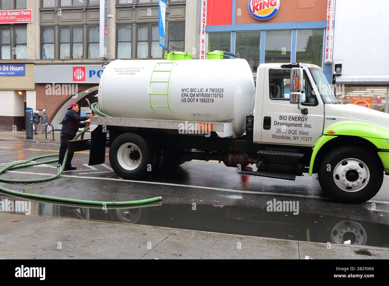 Ein Vakuum-Lkw sammelt gebrautes Speiseöl, Altöl und Fett aus einem Restaurant in Brooklyn Sunset Park, New York, zur Umwandlung in Biodiesel-Kraftstoff. Stockfoto