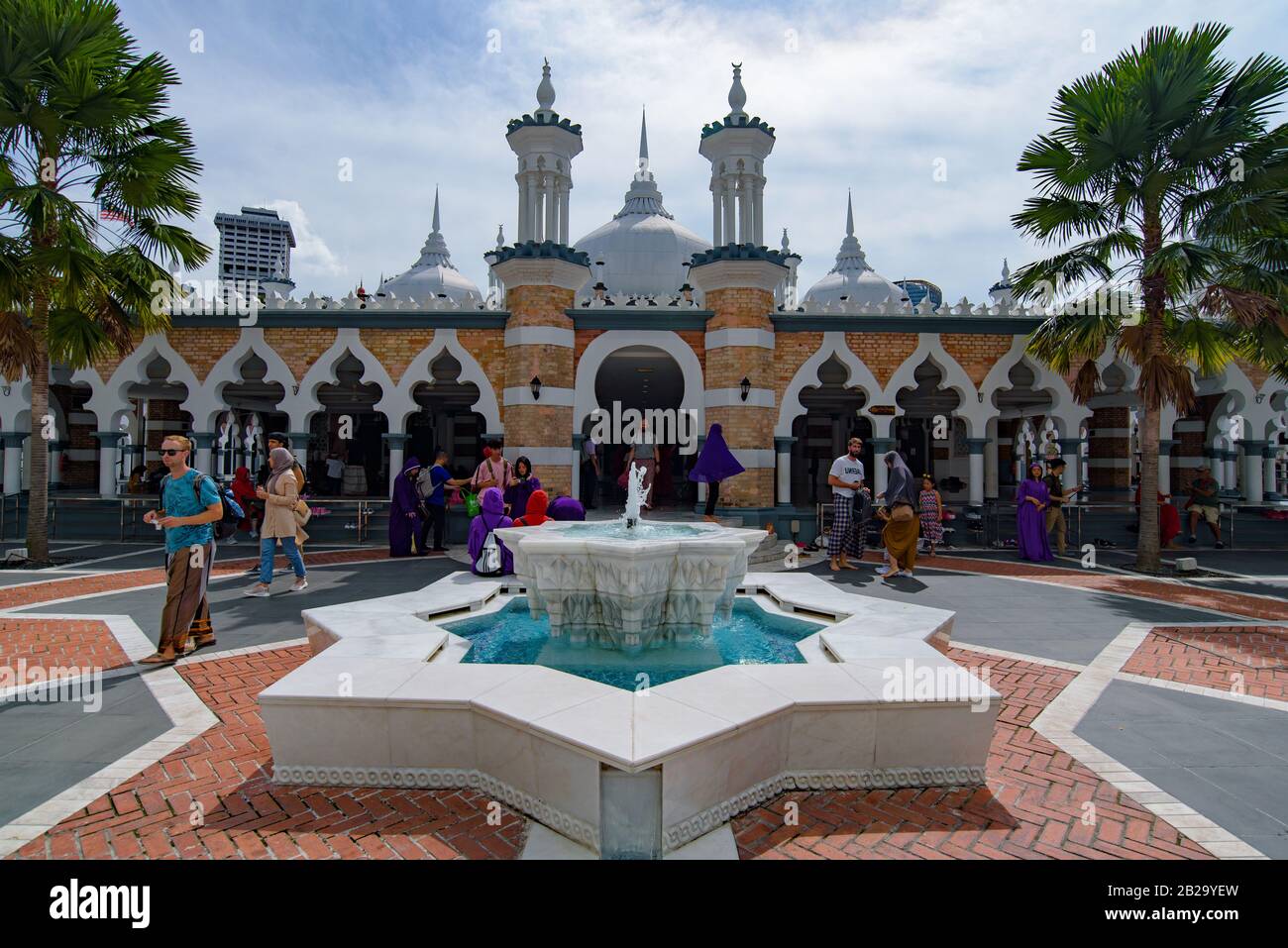 Touristen in der Jamek-Moschee, einer der ältesten Moscheen in Kuala Lumpur, Malaysia Stockfoto