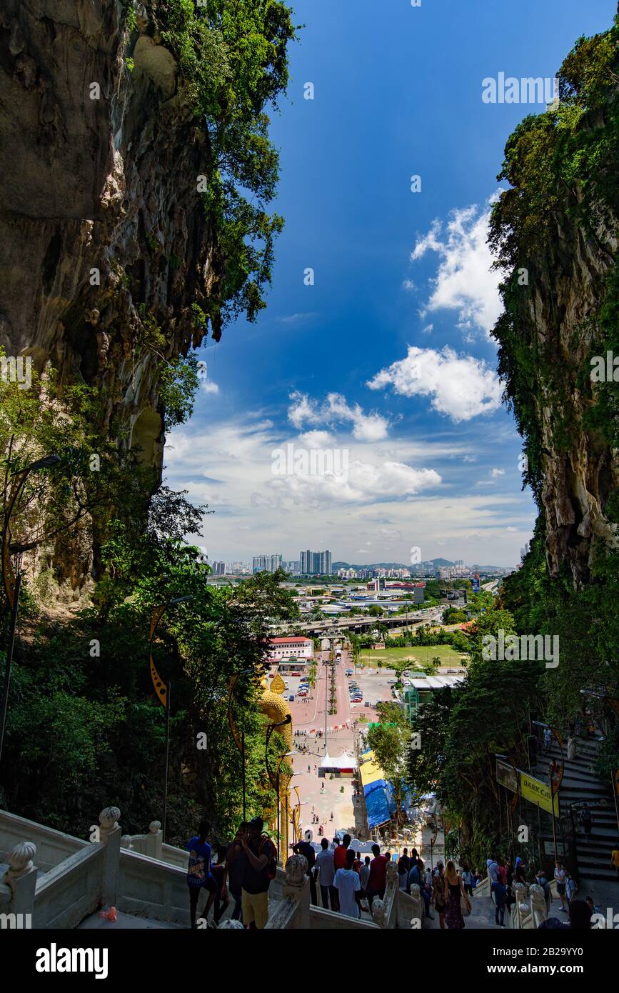 Der Blick auf die Stadt von der Spitze der Batu Caves in Kuala Lumpur, Malaysia Stockfoto