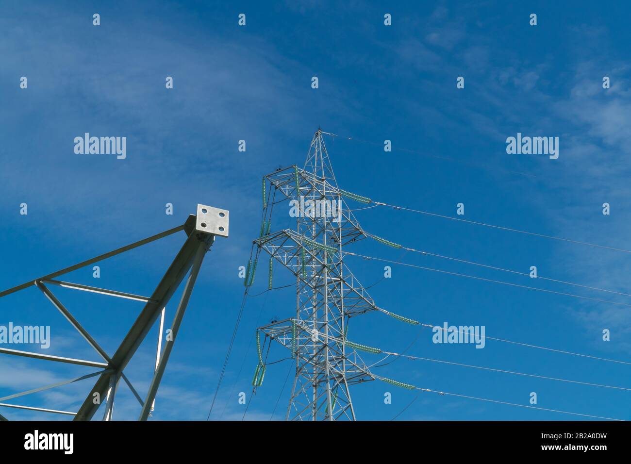 Neue Pole für Stromleitungen, die auf dem Boden liegen. Für die nächste Installation in der Auslegungsposition. Stockfoto