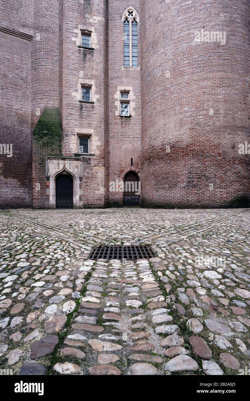 Außenwände des Museums und gepflasterter Boden mit verschiedenen wegen, Albi, Frankreich Stockfoto Außenwände des Museums und gepflasterter Boden mit verschiedenen wegen, Albi, Frankreich Stockfoto