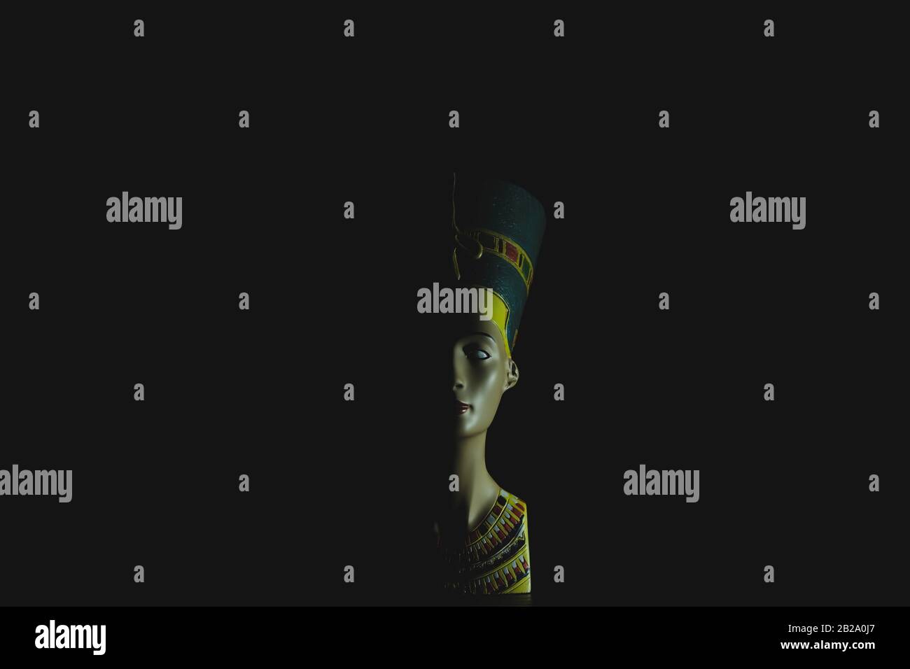 Nefertiti zwischen Licht und Schatten Stockfoto