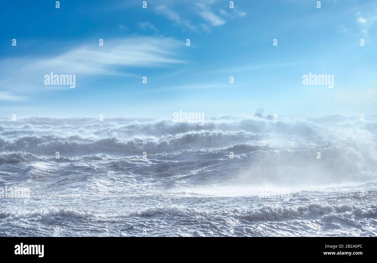 Stürmisches Meer mit Wellen und Schaum beim Windsturm. Tyrrhenisches Meer, Toskana, Italien, Europa. Stockfoto