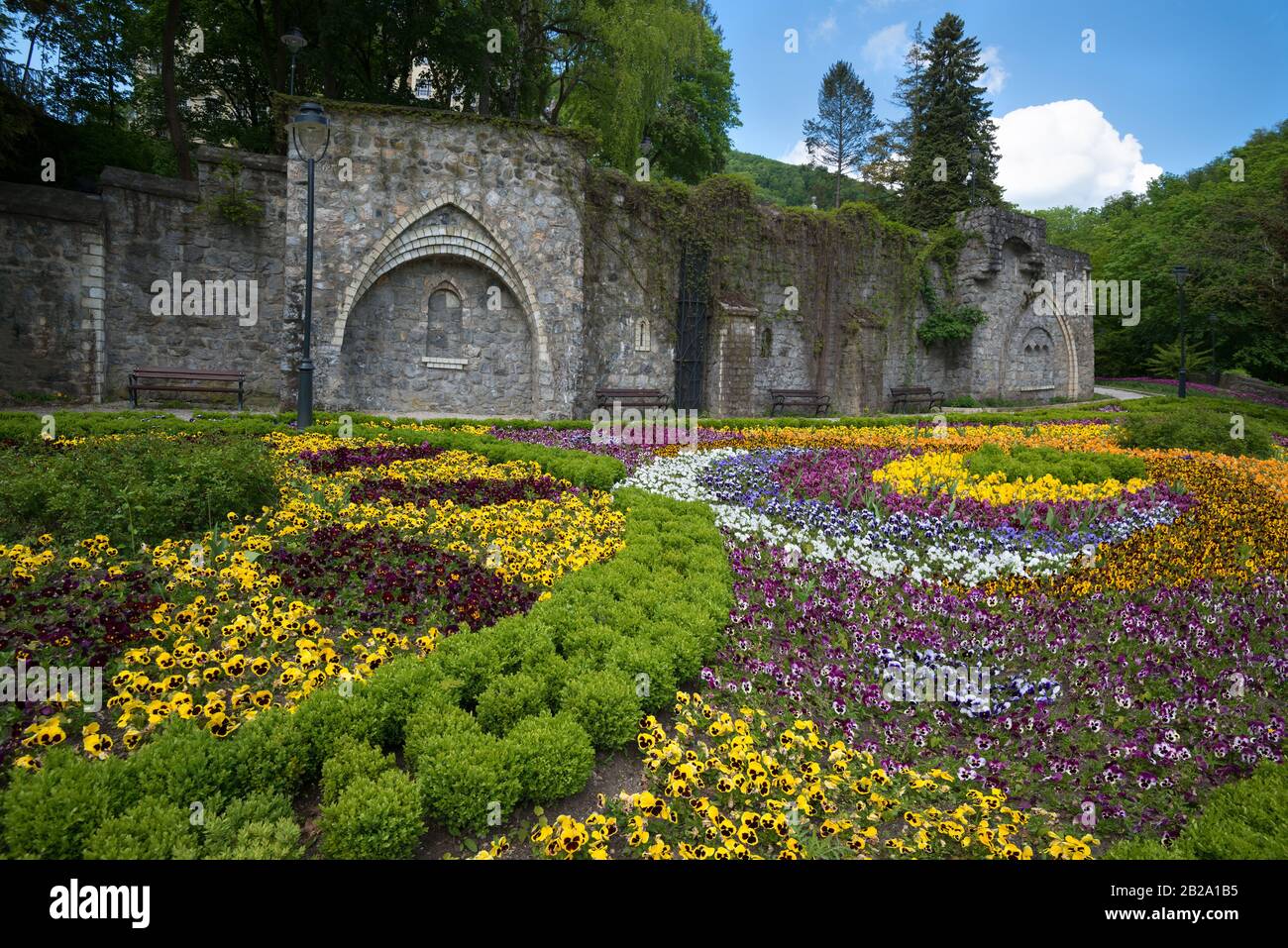 Wunderschönes Blumenbeet auf der Terrasse des Lillafured Parks. Ungarn. Stockfoto