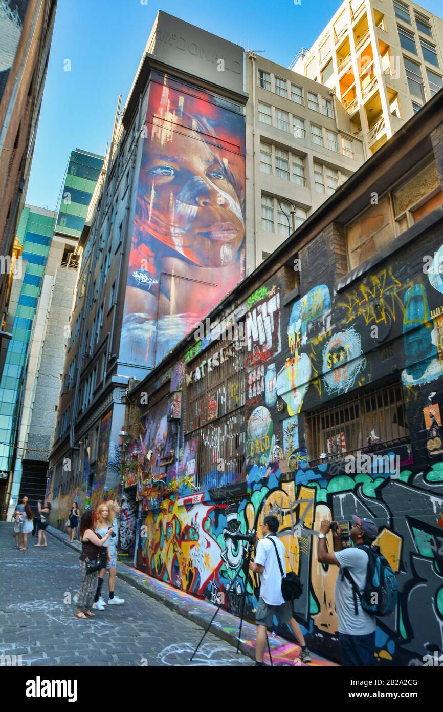 Hosier Lane, eine Straße, die für Graffiti-Kunstwerke in Melbourne, Australien berühmt ist Stockfoto