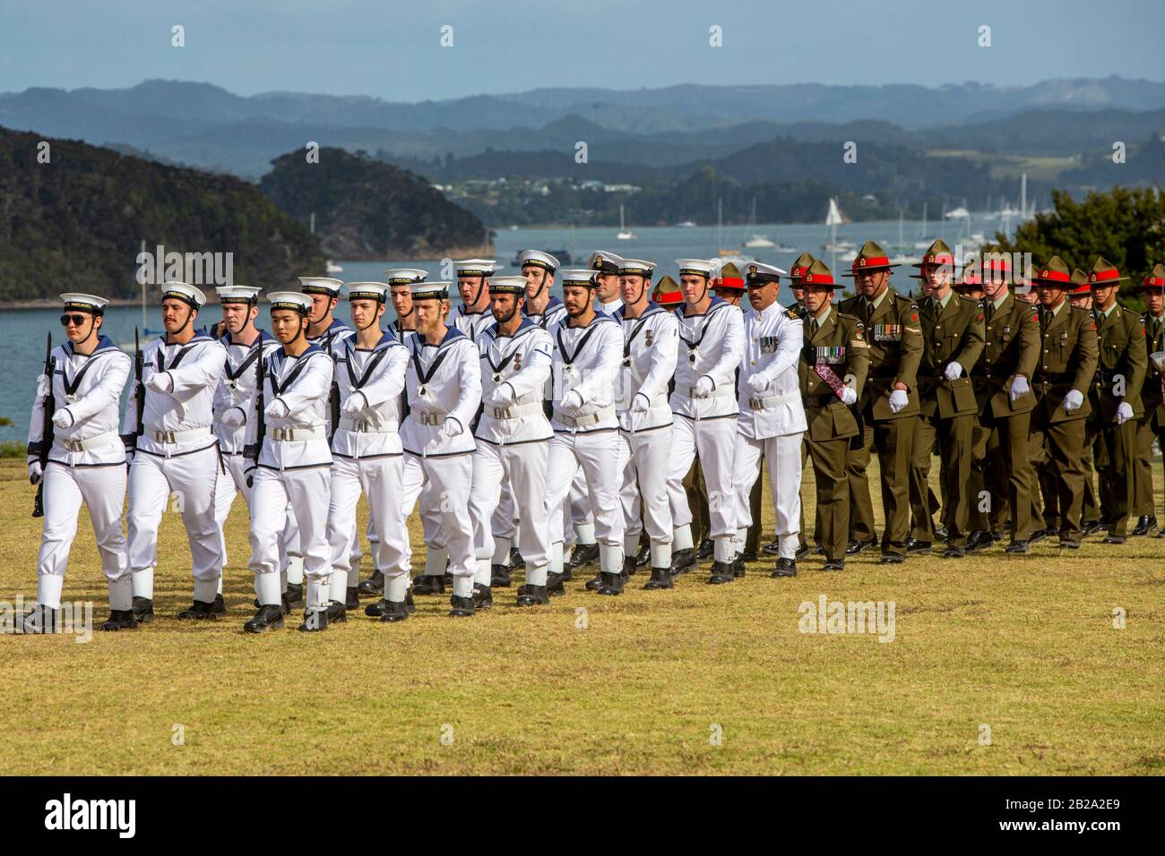 Militär bei der NZ-Marineparade vor dem Waitangi-Tag in Waitangi. . Neuseelands Nationalfeiertag erinnert an die Unterzeichnung des Vertrags am 6. Februar 1840 Stockfoto