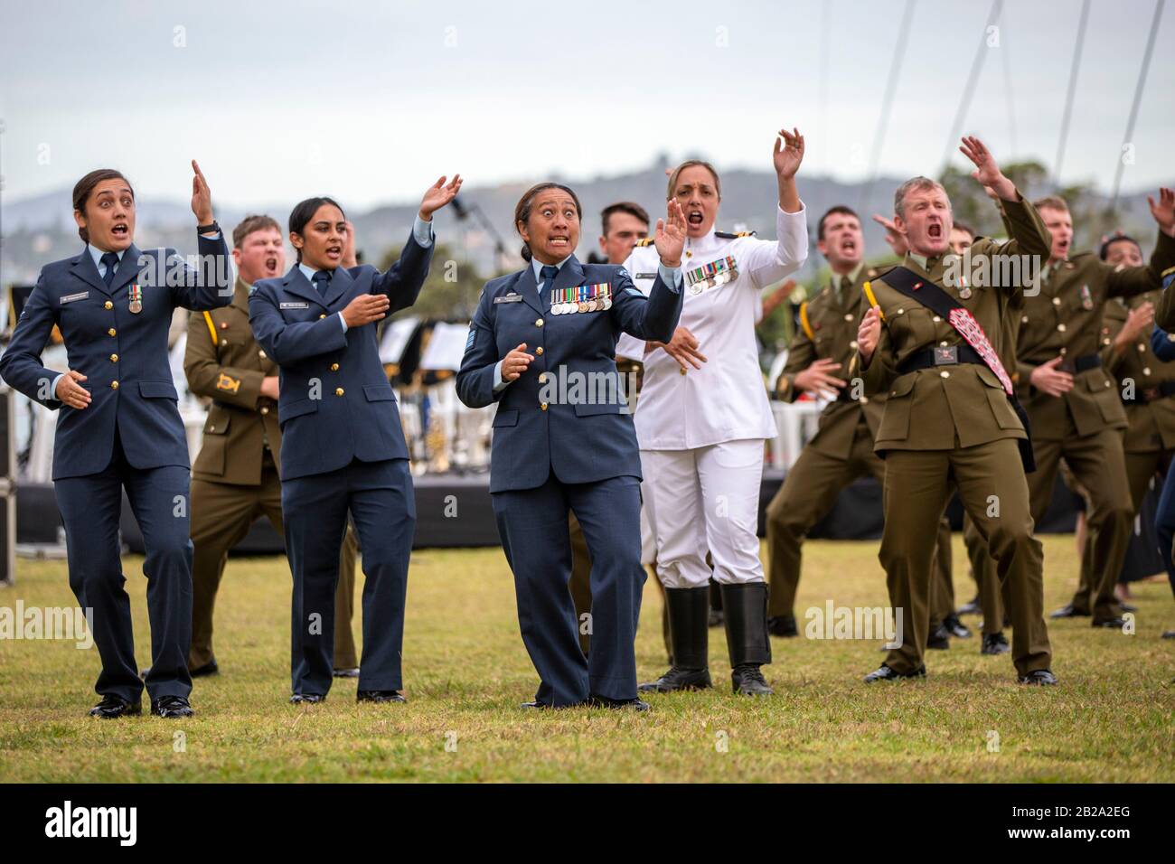 Militärpersonal führt vor Dem Waitangi-Tag eine Haka bei der Marineparade durch. Neuseelands Nationalfeiertag erinnert an die Unterzeichnung des Vertrags am 6. Februar 1840 Stockfoto