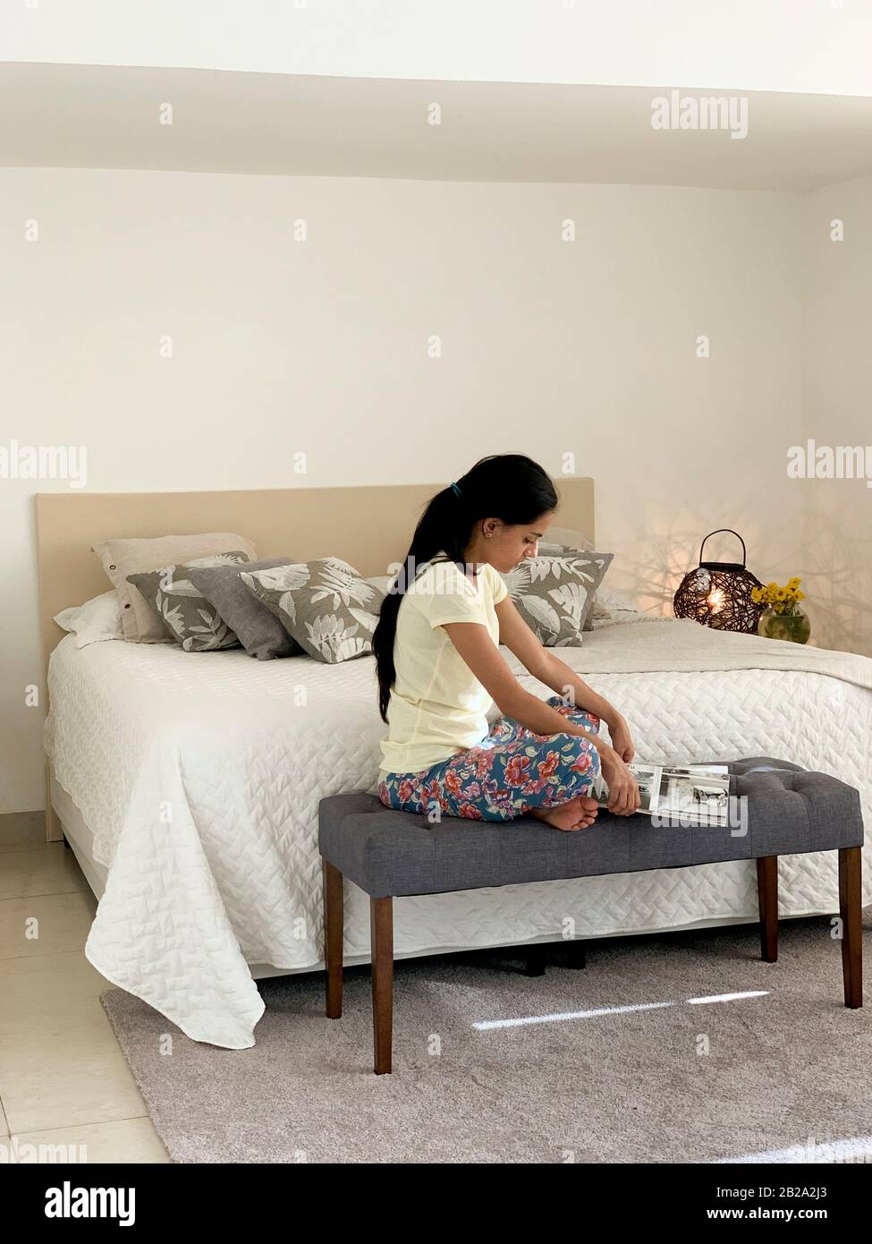Hispanische Frau, die sich im Bett erholt und eine Zeitschrift liest, Panama, Mittelamerika Stockfoto