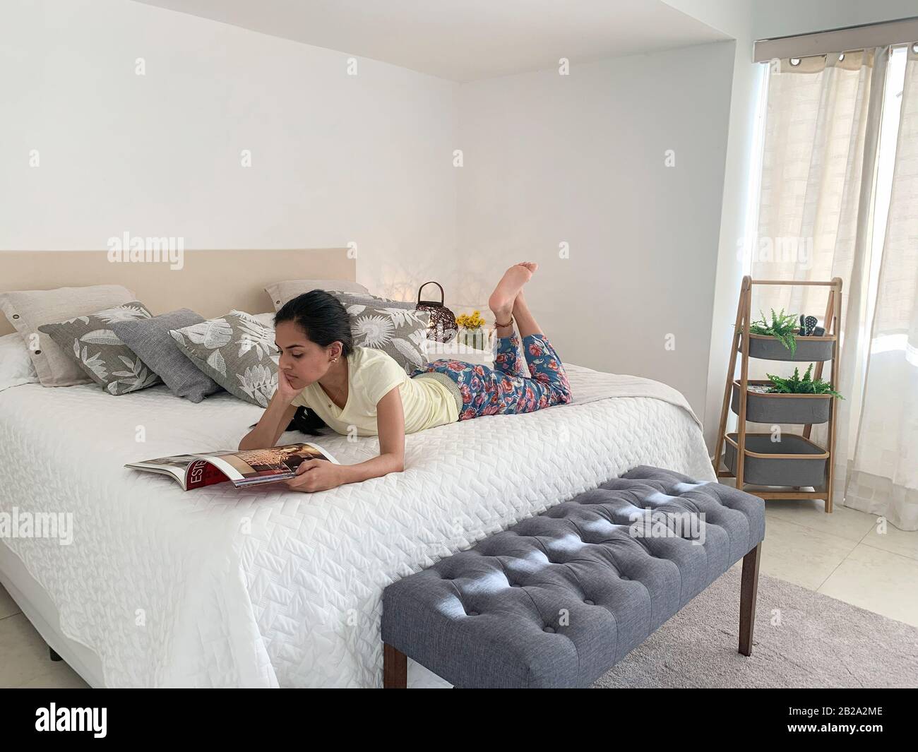 Hispanische Frau, die sich im Bett erholt und eine Zeitschrift liest, Panama, Mittelamerika Stockfoto