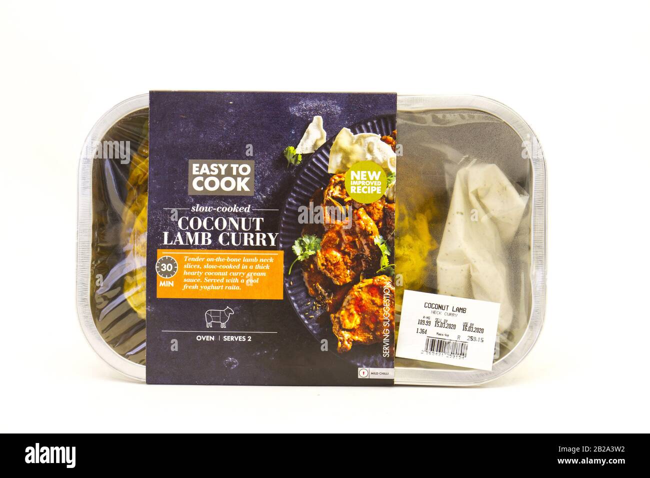 Alberton, Südafrika - ein Behälter Mit Leicht zu kochenden Kokoslamm-Curry aus Woolworths Food, isoliert auf einem klaren Hintergrundbild mit Kopierraum Stockfoto