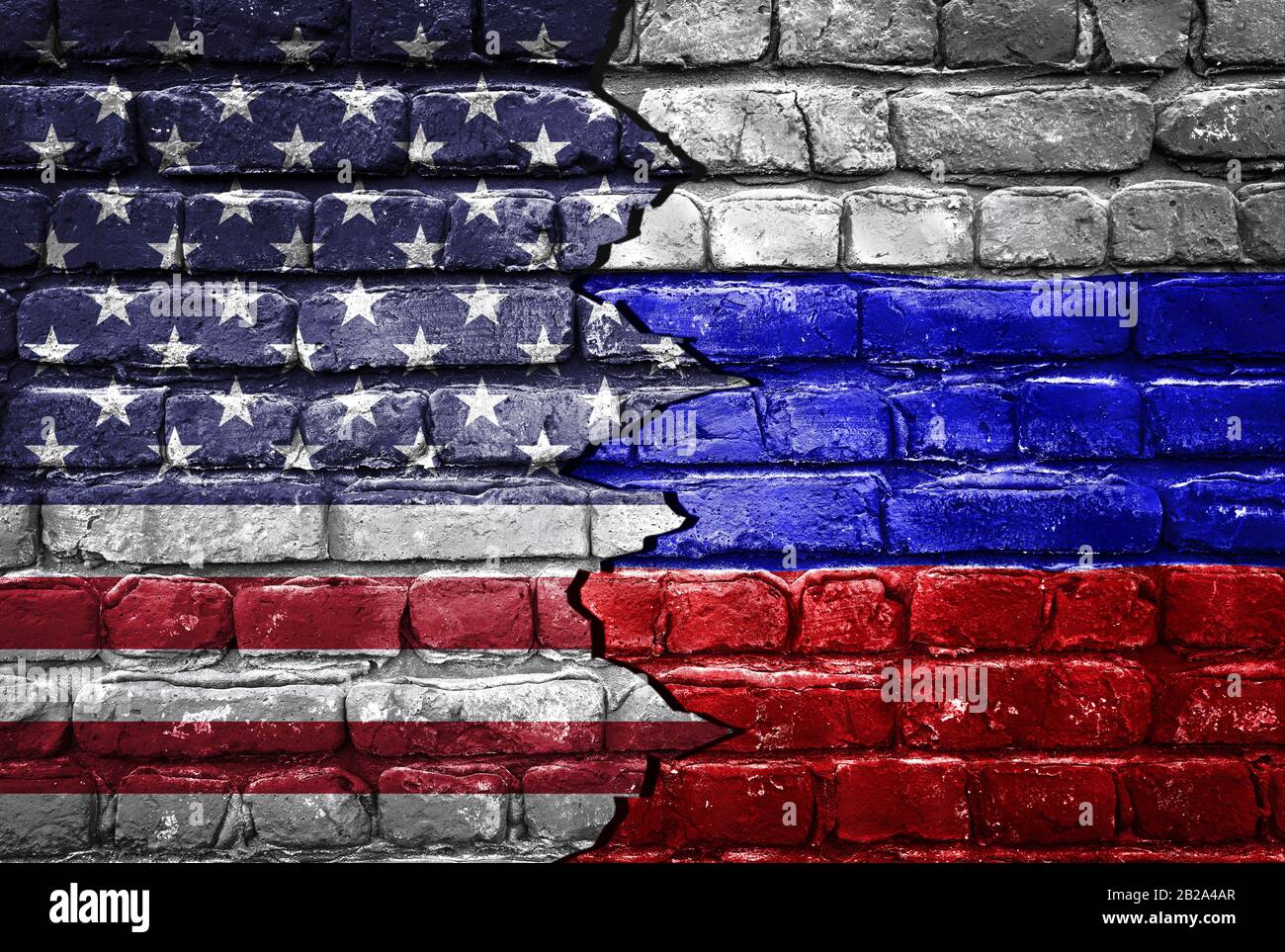 Nahaufnahme, Flaggen der Usa gegen Russland auf einem gerissenen Backstein-Wandhintergrund. Begriff der Krise des Krieges und der politischen Konflikte zwischen den Nationen Stockfoto