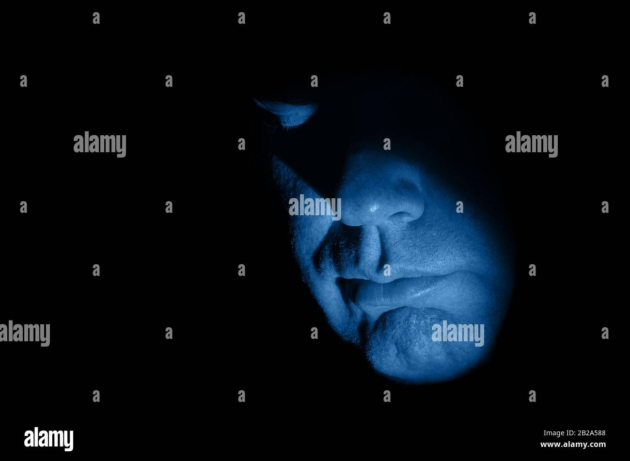 Depressiv bemannt Gesichtsabstrakt mit Farbanpassung für Pantone 19-4052 Classic Blue, Farbe des Jahres 2020. Pantone Farbe des Jahres 2020. Stockfoto