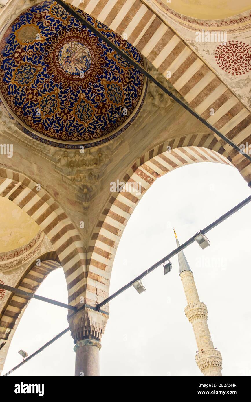 Dekorationen an der Decke einer Kuppel außerhalb der Blauen Moschee, Istanbul, Türkei Stockfoto