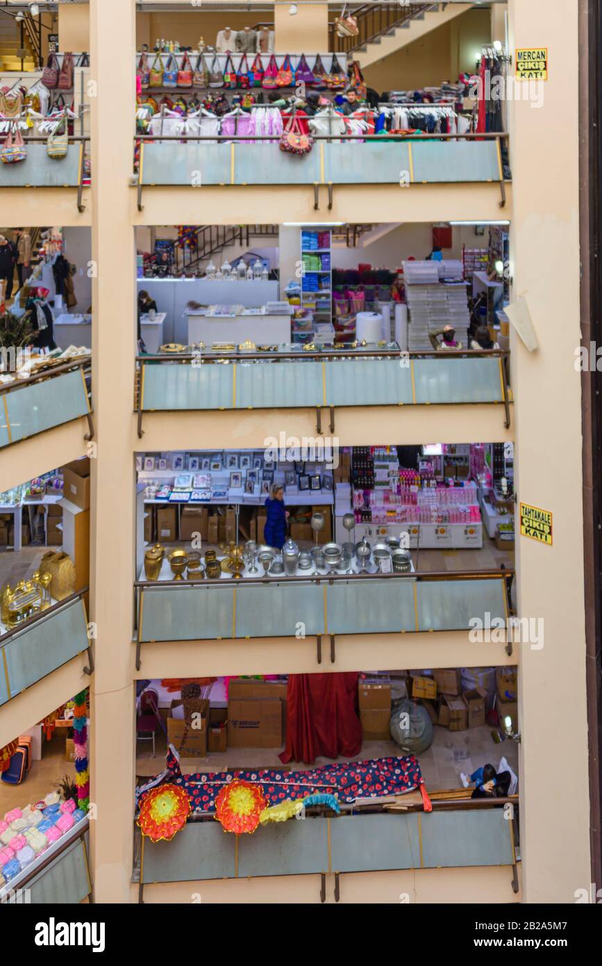 Mehrere Etagen in einem mehrstöckigen Einkaufszentrum in Istanbul, Türkei Stockfoto