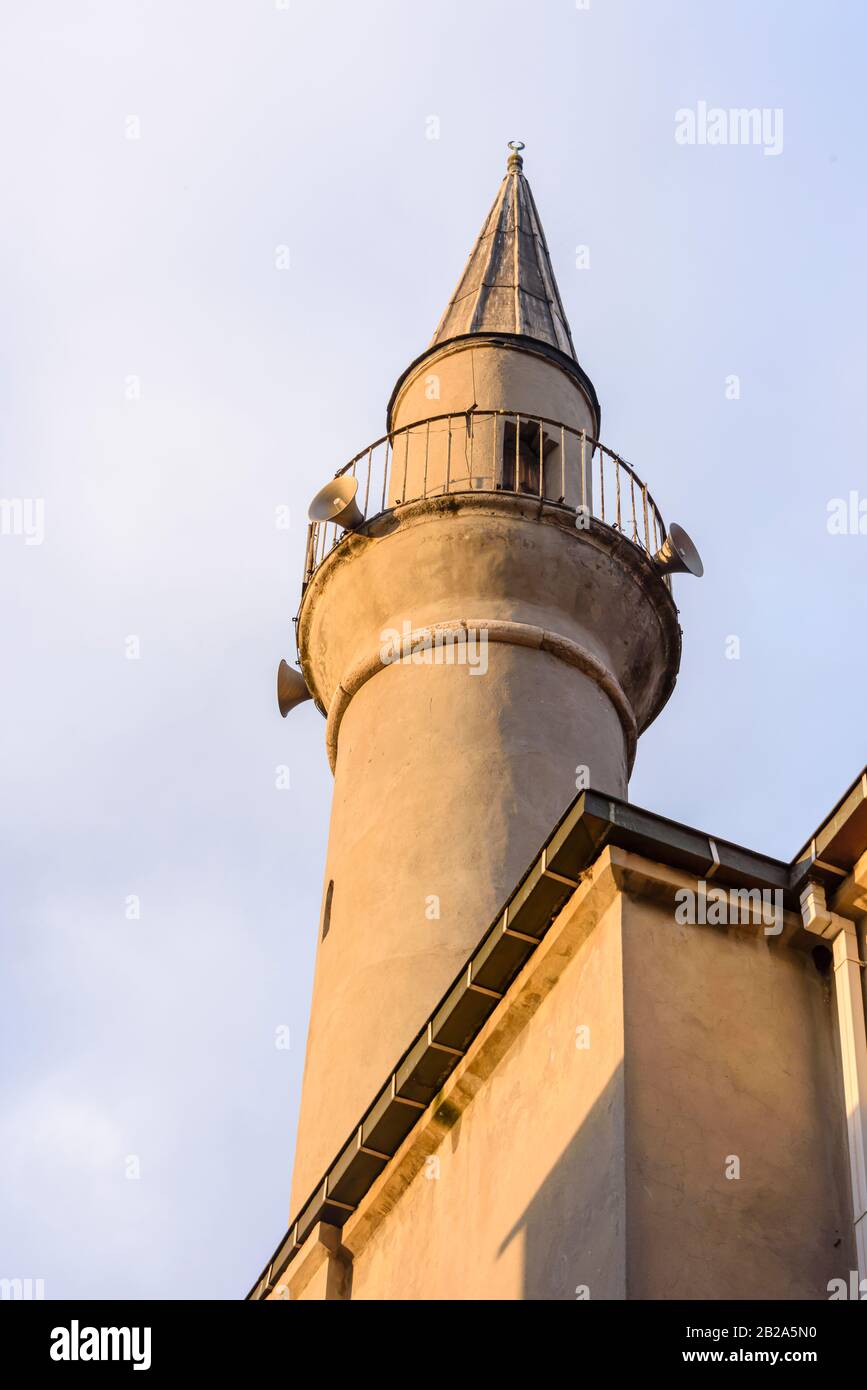 Minarete einer Moschee mit Lautsprechern für den Aufruf zum Beten, Istanbul, Türkei. Stockfoto
