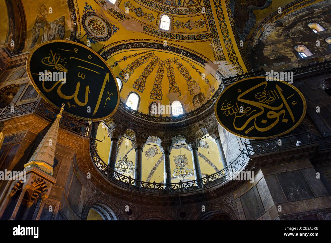 Verzierte Kuppel und bemalte Bögen mit später hinzugefügten islamischen Bannern im Hagia Sofia Museum, Istanbul, Türkei Stockfoto