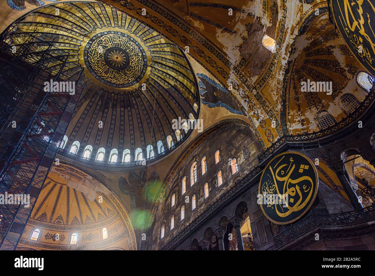 Verzierte Kuppel und bemalte Bögen mit später hinzugefügten islamischen Bannern im Hagia Sofia Museum, Istanbul, Türkei Stockfoto