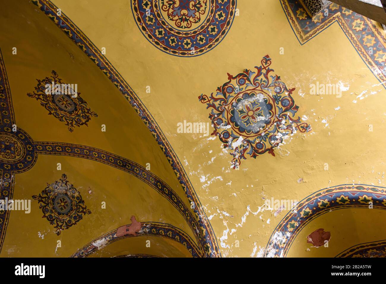 Kunstvolle Pflasterarbeiten und bemalte Bögen im Hagia Sofia Museum, Istanbul, Türkei Stockfoto