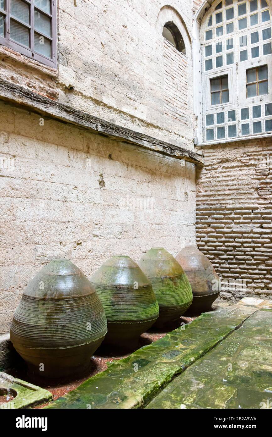 Steingefäße zur Lagerung von Olivenöl, im Hagia Sofia Museum, Istanbul, Türkei Stockfoto