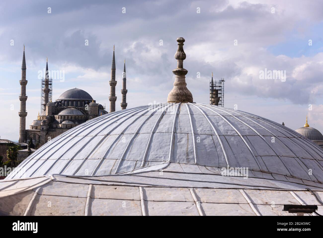 Kuppel des Hagia Sofia Museums mit Blick auf die Blaue Moschee, Istanbul, Türkei Stockfoto