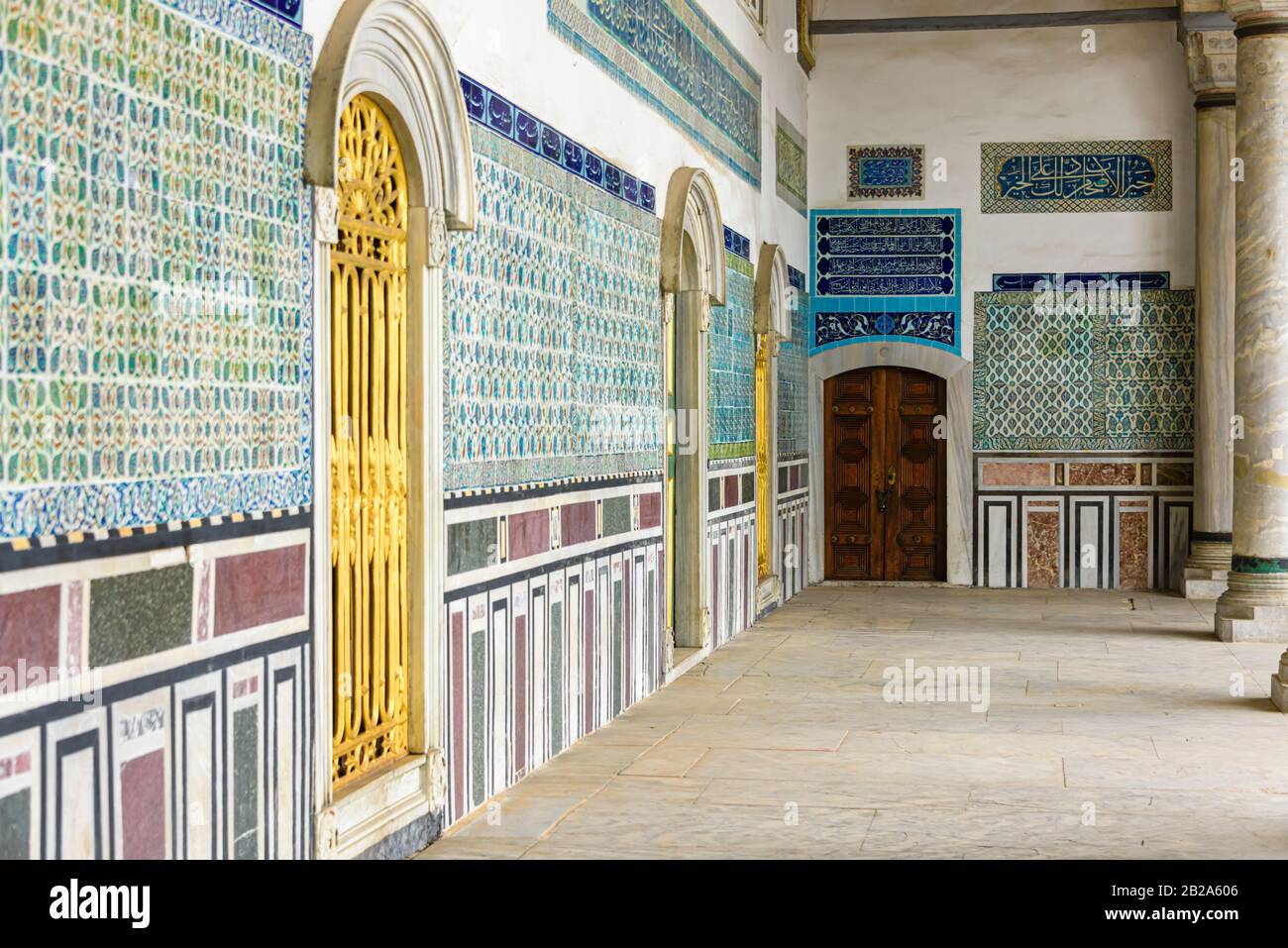 Verzierte Wandfliesen und Türen aus Keramik in einem Korridor im Topkapi Palace Museum, Istanbul, Türkei Stockfoto