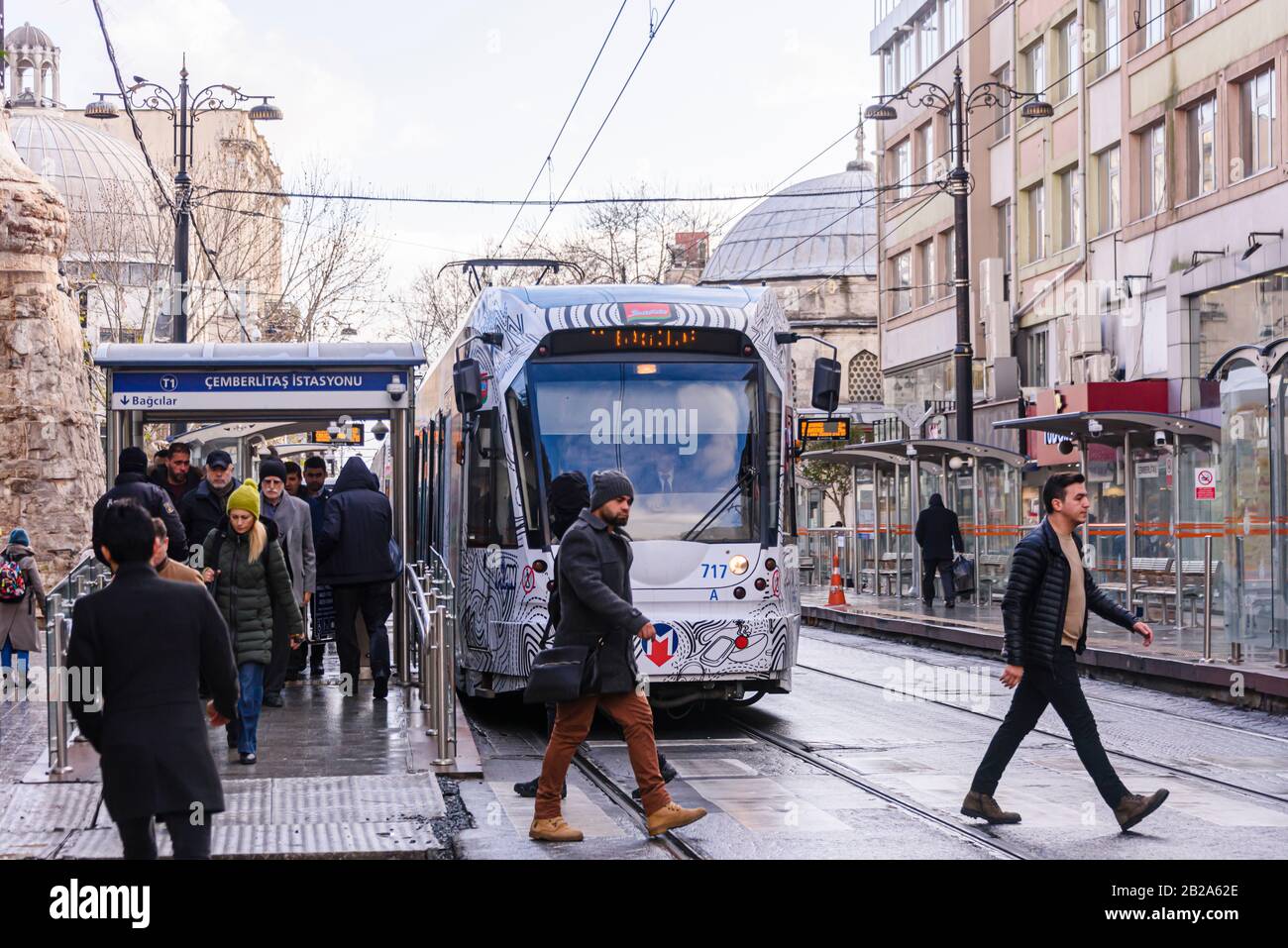 Die Fahrgäste steigen von einer Straßenbahn, Istanbul, Türkei, aus Stockfoto