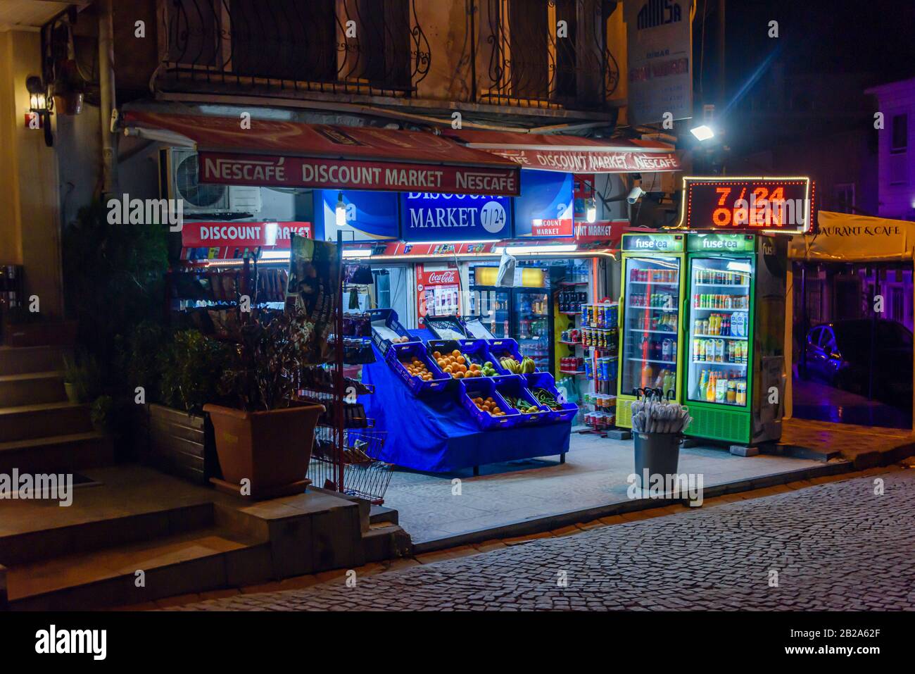 24-Stunden-Supermarkt in der Nacht, Istanbul, Türkei Stockfoto