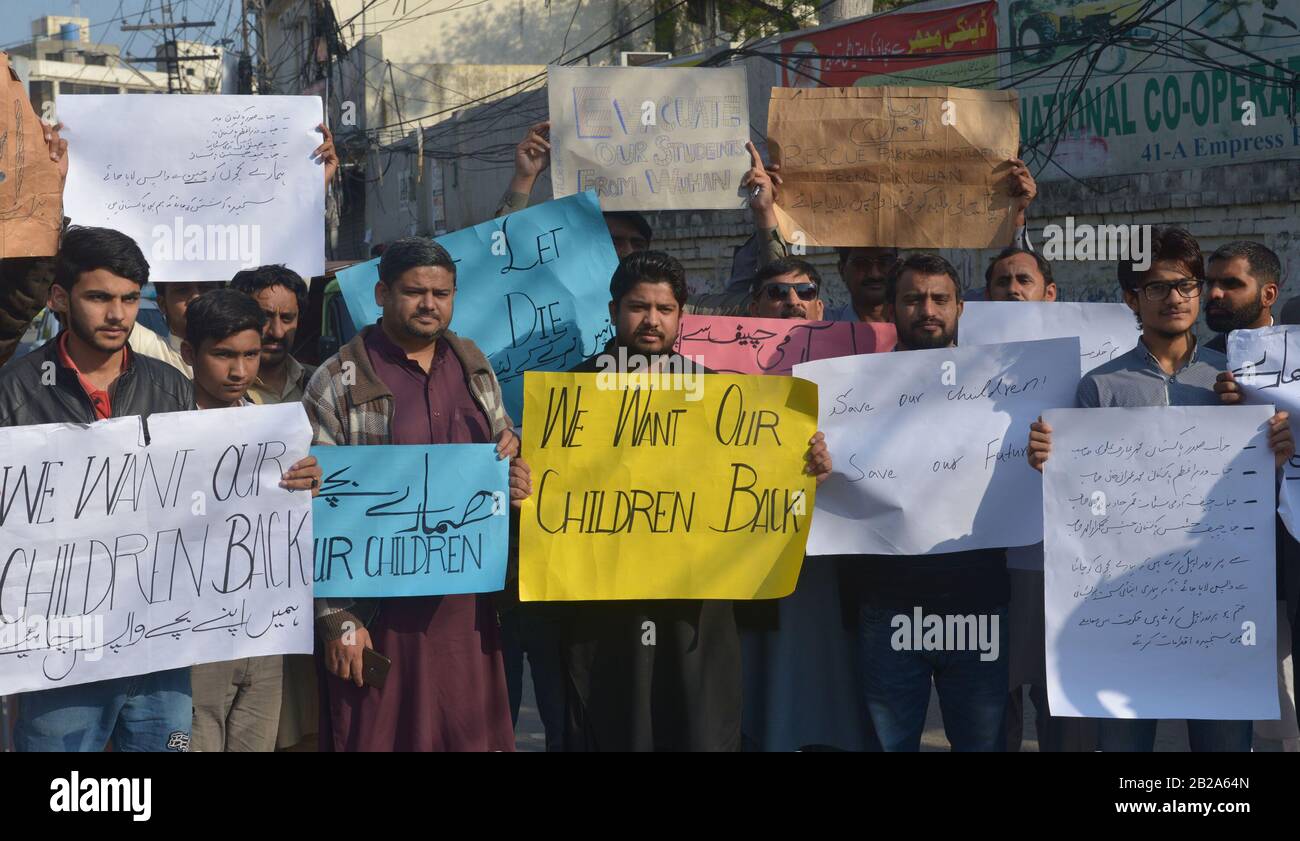 Lahore, Pakistan. März 2020. Eltern und Angehörige pakistanischer Studenten, die in der chinesischen Stadt Wuhan studieren, halten in Lahore eine Demonstration ab, in der sie die Evakuierung ihrer Verwandten fordern, nachdem die chinesische Stadt vom Corona-Virus schwer getroffen wurde. Die Zahl der Todesopfer stieg am 16. Februar auf 2900 auf dem chinesischen Festland. Mehr als 88.000 Menschen sind jetzt infiziert", doch die Zahl der neuen Fälle der COVID-19-Belastung sank weiter. (Foto von Rana Sajid Hussain/Pacific Press) Credit: Pacific Press Agency/Alamy Live News Stockfoto