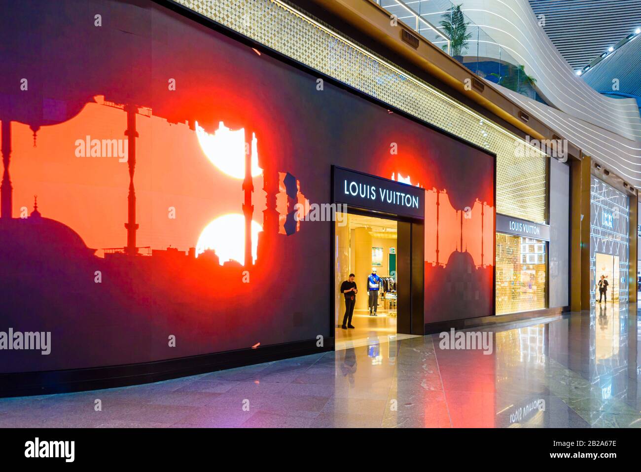 Louis Vuitton Shop im Duty Free Bereich des Istanbul International Airport, Istanbul, Türkei Stockfoto