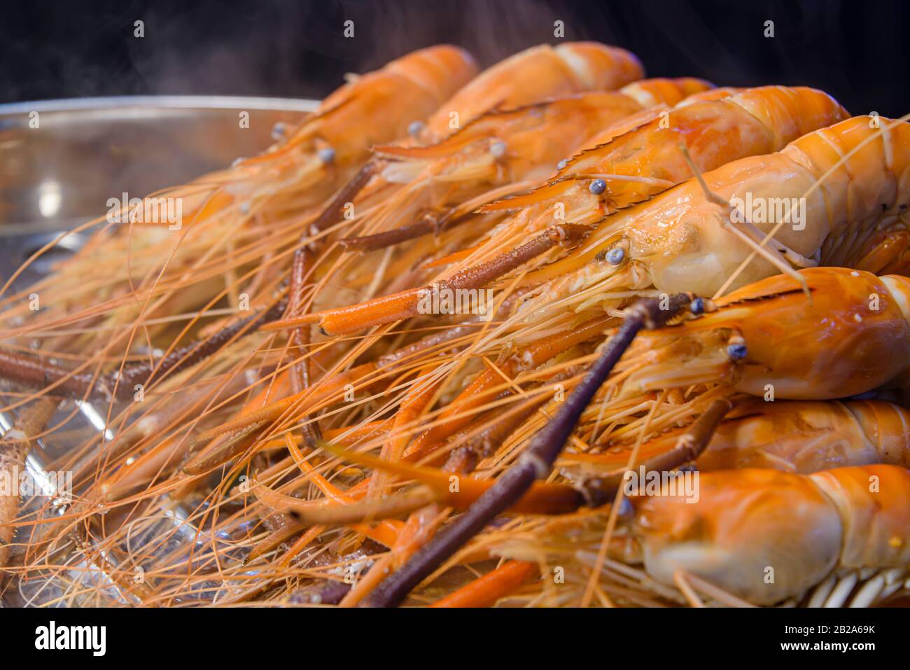 Große Garnelen an einem Straßenrestaurant, Bangkok, Thailand Stockfoto