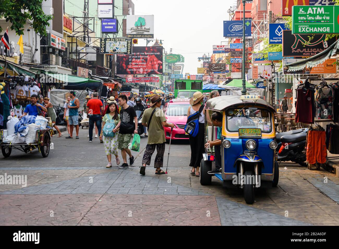 Khaosan Road, eine berühmte Wanderstraße mit Bars und Nachtclubs, in Bangkok, Thailand Stockfoto