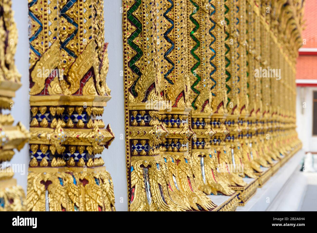 Goldene Säulen im Wat Chana Songkhram, Bangkok, Thailand Stockfoto
